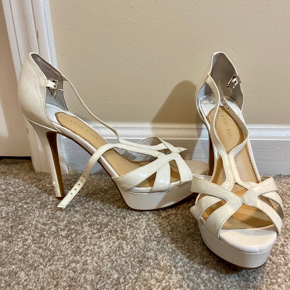Gianni Bini white heels
